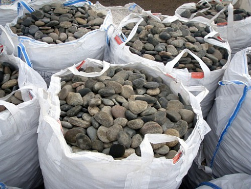 Kamenclub.ru: Галька речная плоская (ассорти) фр. 70-150 мм. купить  в Челябинске галька галечник серый белый темно-серый синий светло-серый плоская природная галька  9000 руб/т   фото КАМЕНЬ КЛУБ