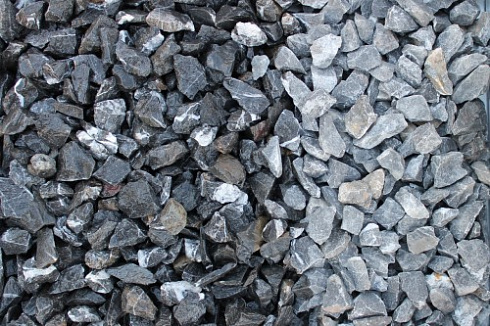 Kamenclub.ru: Щебень крошка черный (мрамор) фр. 20-40 мм.  купить в Челябинске мрамор черный с белыми прожилками мраморная каменная крошка 11000 руб/т   фото КАМЕНЬ КЛУБ