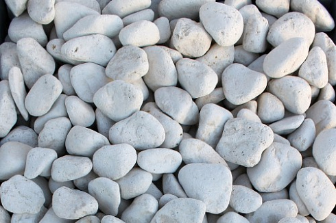 Kamenclub.ru: Мраморная крошка (щебень галтованный белый) фр.40-70 мм.  купить в Челябинске мрамор белый молочный айвори окатанный округлый природный камень 17000 руб/т   фото КАМЕНЬ КЛУБ