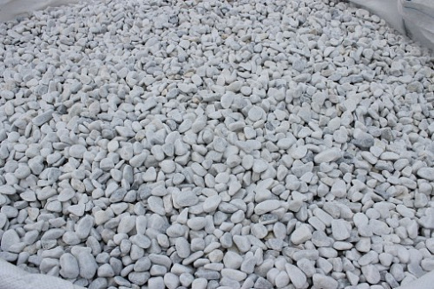 Kamenclub.ru: Мраморная крошка (щебень галтованный белый) фр.10-20 мм.  купить в Челябинске мрамор белый, молочный, айвори окатанный округлый декоративный ландшафтный щебень 17000 руб/т   фото КАМЕНЬ КЛУБ