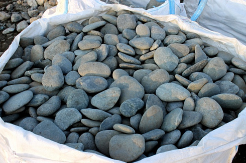Kamenclub.ru: Галька речная плоская (темно-серая) фр. 70-150 мм. купить  в Челябинске галечник природный темно-серый серый синий речная плоская природная окатанная  9000 руб/т   фото КАМЕНЬ КЛУБ