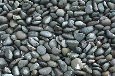 Kamenclub.ru: Галька речная окат (темно-серая) фр. 70-150 мм. купить  в Челябинске галька речная темно-серая, синяя, серая речная галька округлая  8000 руб/т   фото КАМЕНЬ КЛУБ