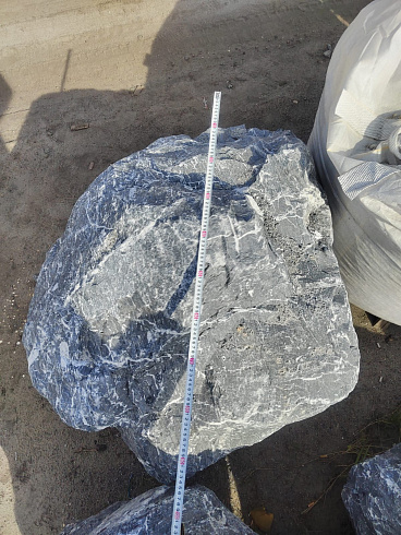 Kamenclub.ru: Черный мрамор скальник фр. 1000-1500 мм.  купить в Челябинске мрамор черный белый серый крупный колотый валун ландшафтный 9000 руб/т   фото КАМЕНЬ КЛУБ