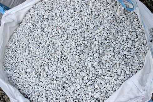 Kamenclub.ru: Мраморная крошка (щебень галтованный белый) фр.10-20 мм.  купить в Челябинске мрамор белый, молочный, айвори окатанный округлый декоративный ландшафтный щебень 17000 руб/т   фото КАМЕНЬ КЛУБ