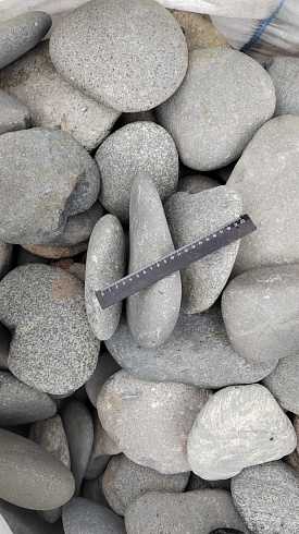 Kamenclub.ru: Галька речная плоская (темно-серая) фр. 70-150 мм. купить  в Челябинске галечник природный темно-серый серый синий речная плоская природная окатанная  9000 руб/т   фото КАМЕНЬ КЛУБ