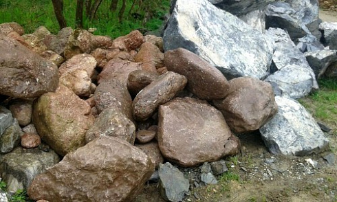 Kamenclub.ru: Конгломераты фр. 300-1000 мм.  купить в Челябинске кварц мрамор диабаз коричневый, серый зеленоватый речной валун крупный 6500 руб/т   фото КАМЕНЬ КЛУБ