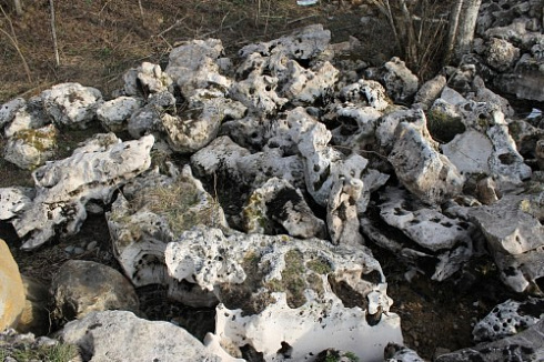 Kamenclub.ru: Выветренный известняк (степной) фр. 500-1500 мм.  купить в Челябинске    10000 руб/т   фото КАМЕНЬ КЛУБ