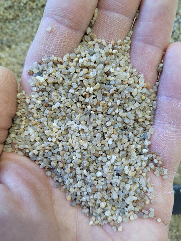 Кварцевый песок для водоподготовки фр. 1,6-3 мм.  купить в Челябинске фото Камень Клуб