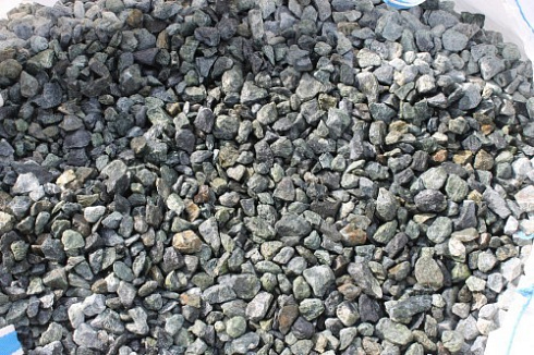 Kamenclub.ru: Щебень крошка зеленый (змеевик) фр. 20-40 мм.  купить в Челябинске мрамор зеленый, салатовый ландшафтная мраморная крошка 8500 руб/т   фото КАМЕНЬ КЛУБ