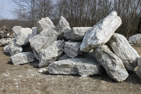 Kamenclub.ru: Мраморизированный известняк фр.500-1500 мм.  купить в Челябинске    10000 руб/т   фото КАМЕНЬ КЛУБ