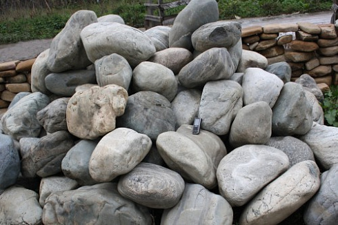 Kamenclub.ru: Речной валун Кабанчик фр.300-500 мм.  купить в Челябинске крупный природный камень галька серый, темно-серый речной валун галечник масштабный 7000 руб/т   фото КАМЕНЬ КЛУБ
