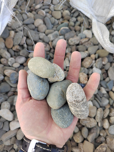 Kamenclub.ru: Галька речная окат (пестрая) фр. 20-40 мм. купить  в Челябинске галька речная пестрая, серая, серые оттенки галька речная окатанная округлая 5000 руб/т   фото КАМЕНЬ КЛУБ