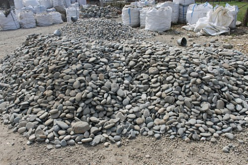 Kamenclub.ru: Галька речная плоская (ассорти) фр. 70-150 мм. купить  в Челябинске галька галечник серый белый темно-серый синий светло-серый плоская природная галька  9000 руб/т   фото КАМЕНЬ КЛУБ