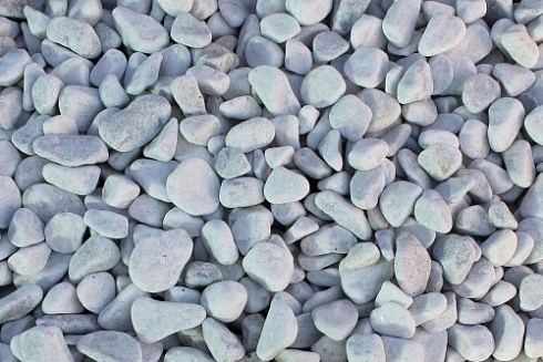 Kamenclub.ru: Мраморная крошка (щебень галтованный белый), фр.20-40 мм.  купить в Челябинске мрамор белый бежевый молочный мраморный щебень декоративный 17000 руб/т   фото КАМЕНЬ КЛУБ