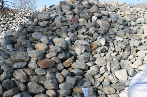 Kamenclub.ru: Ландшафтные валунчики фр.100-500 мм.  купить в Челябинске крупный природный камень серый, темно-серый, светло-серый речной валун крупный 4800 руб/т   фото КАМЕНЬ КЛУБ