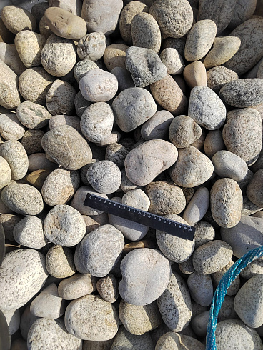 Kamenclub.ru: Галька речная окат (серо-белая) фр. 70-120 мм купить  в Челябинске галька галечник бело-серая, серо-белая, серая, белая речная природная галька  8000 руб/т   фото КАМЕНЬ КЛУБ