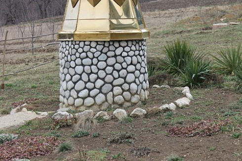 Kamenclub.ru: Галька речная плоская (бело-серая) фр. 100-200-300 мм. купить  в Челябинске галька речная плоская серый, белый, бело-серый, серо-белый речная галька плоская  9000 руб/т   фото КАМЕНЬ КЛУБ