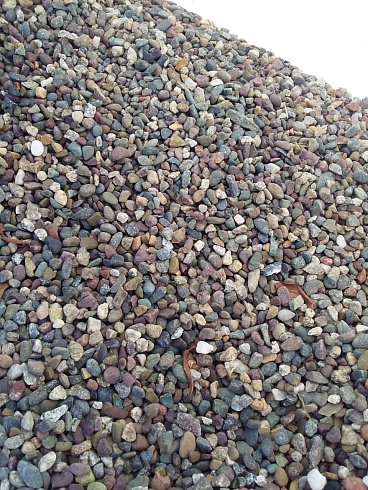 Kamenclub.ru: Галька речная окат цветная фр.5-10 мм. купить  в Челябинске галька речная белый, серый, красноватый, синий, темно-серый речная окатанная галька декоративная 6800 руб/т   фото КАМЕНЬ КЛУБ