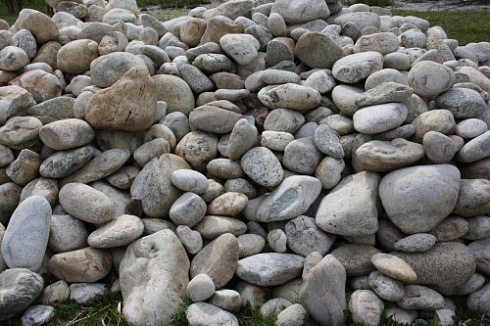 Kamenclub.ru: Бело-серый валунчик фр.100-300 мм.  купить в Челябинске крупный камень для ландшафта серый, белый бело-серый валун крупная галька 4500 руб/т   фото КАМЕНЬ КЛУБ