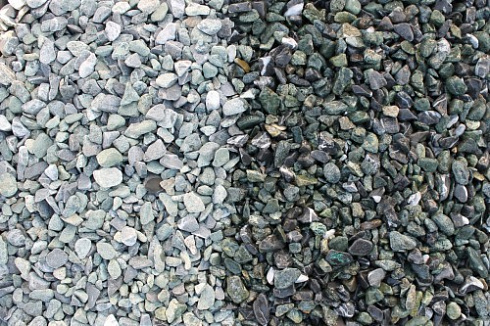 Kamenclub.ru: Мраморная крошка (щебень галтованный микс:зеленый-черный) фр.10-20 мм.  купить в Челябинске мрамор зеленый, черный декоративные ландшафтные окатанные округлые камни щебня 14500 руб/т   фото КАМЕНЬ КЛУБ