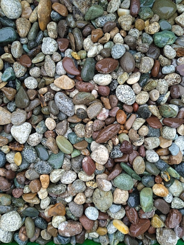 Kamenclub.ru: Галька горная речная окат (цветная) фр. 20-40 мм. купить  в Челябинске галька речная серый синий бежевый белый окатанная речная галька ландшафтная 6800 руб/т   фото КАМЕНЬ КЛУБ
