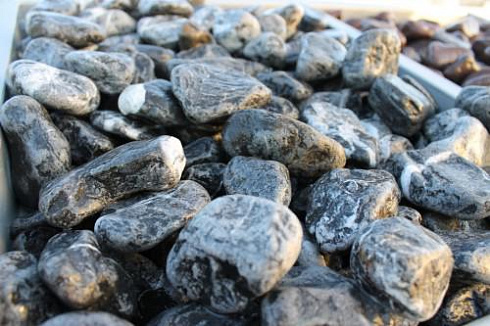 Kamenclub.ru: Щебень галтованный черный (мрамор) фр.20-40 мм.  купить в Челябинске мрамор черный с белыми прожилками мрамор окатанный округлый 15000 руб/т   фото КАМЕНЬ КЛУБ