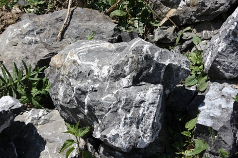 Kamenclub.ru: Черный мрамор скальник фр. 1000-1500 мм.  купить в Челябинске мрамор черный белый серый крупный колотый валун ландшафтный 9000 руб/т   фото КАМЕНЬ КЛУБ