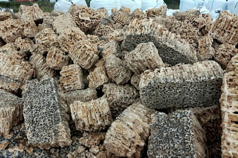 Kamenclub.ru: Крымский природный меотис фр. 100-500 мм.  купить в Челябинске меотис бежевый рыжий молочный желтый ракушечник 4 500 руб/т   фото КАМЕНЬ КЛУБ