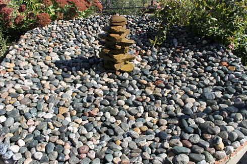 Kamenclub.ru: Галька окат (цветная картошка) фр. 50-100 мм. купить  в Челябинске галька природная окатанная серый белый цветной синий темно-серый коричневый округлый галечник окатанный 6800 руб/т   фото КАМЕНЬ КЛУБ