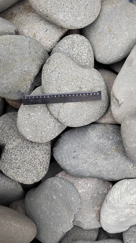 Kamenclub.ru: Галька речная плоская (темно-серая) фр. 70-150 мм. купить  в Челябинске галечник природный темно-серый серый синий речная плоская природная окатанная  9000 руб/т   фото КАМЕНЬ КЛУБ