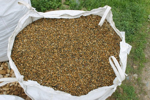 Kamenclub.ru: Галька окат (серо-желтая) фр.10-20 мм. купить  в Челябинске галька серо-желтая, рыжая, серый речная окатанная округлая галька 5000 руб/т   фото КАМЕНЬ КЛУБ