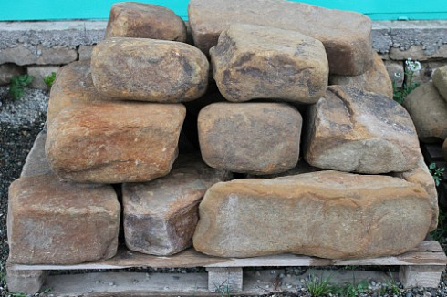 Kamenclub.ru: Песчаник для строительства и кладки (фр. 200-400 мм)  купить в Челябинске песчаник бежевый серый рыжий желтый блоки для строительства из песчаника 6500 руб/т   фото КАМЕНЬ КЛУБ