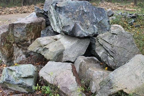 Kamenclub.ru: Змеевик скальник фр. 500-1500 мм.  купить в Челябинске змеевик зеленый серый черный глыба скальная колотая 7500 руб/т   фото КАМЕНЬ КЛУБ