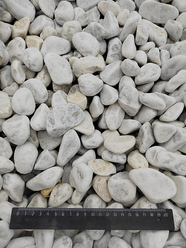 Kamenclub.ru: Мраморная крошка (щебень галтованный белый) фр.40-70 мм.  купить в Челябинске мрамор белый молочный айвори окатанный округлый природный камень 17000 руб/т   фото КАМЕНЬ КЛУБ