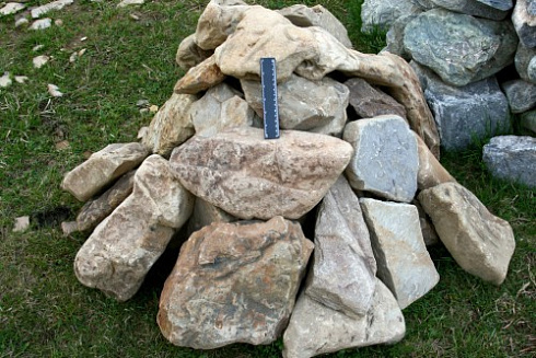 Kamenclub.ru: Песчаник декоративный ландшафтный (фр. 300-500 мм)  купить в Челябинске песчаник желтый рыжий серый зеленый валун речной окатанный природный песчаника 4 500 руб/т   фото КАМЕНЬ КЛУБ