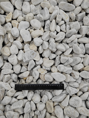 Kamenclub.ru: Мраморная крошка (щебень галтованный белый) фр.40-70 мм.  купить в Челябинске мрамор белый молочный айвори окатанный округлый природный камень 17000 руб/т   фото КАМЕНЬ КЛУБ