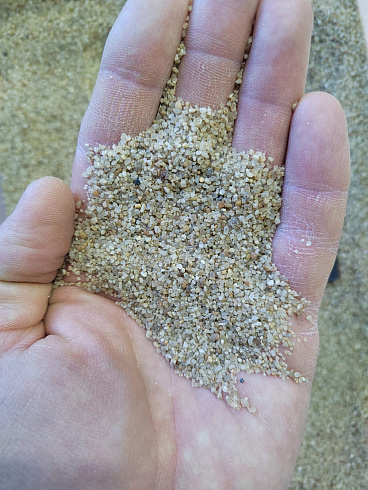 Кварцевый песок для площадок фр. 0,6-1,2 мм.  купить в Челябинске фото Камень Клуб