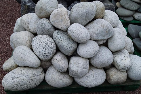 Kamenclub.ru: Бело-серый валунчик фр.100-300 мм.  купить в Челябинске крупный камень для ландшафта серый, белый бело-серый валун крупная галька 4500 руб/т   фото КАМЕНЬ КЛУБ