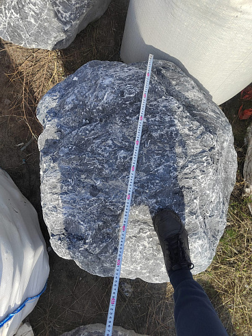 Kamenclub.ru: Черный мрамор скальник фр. 1000-1500 мм.  купить в Челябинске мрамор черный белый серый крупный колотый валун ландшафтный 9000 руб/т   фото КАМЕНЬ КЛУБ