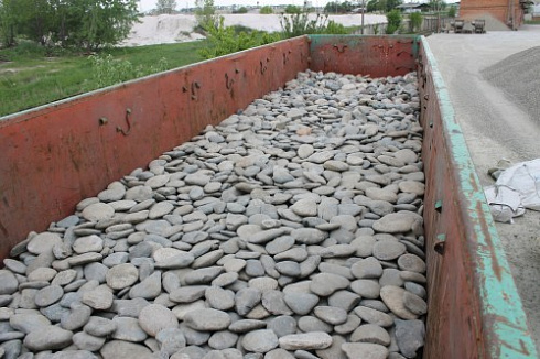 Kamenclub.ru: Галька речная плоская (ассорти) фр. 100-200-300 мм купить  в Челябинске галька галечник природный серый, белый темно-серый синий рыжий светло-серый природная галька плоская крупная 8000 руб/т   фото КАМЕНЬ КЛУБ