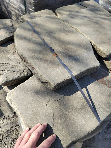 Kamenclub.ru: Песчаник пластушка светло-серый (3,0 см)  купить в Челябинске песчаник светло-серый, серый песчаник рваный ландшафтный колотый 13800 руб/м3   фото КАМЕНЬ КЛУБ