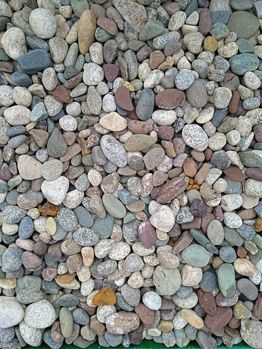 Kamenclub.ru: Галька горная речная окат (цветная) фр. 20-40 мм. купить  в Челябинске галька речная серый синий бежевый белый окатанная речная галька ландшафтная 6800 руб/т   фото КАМЕНЬ КЛУБ