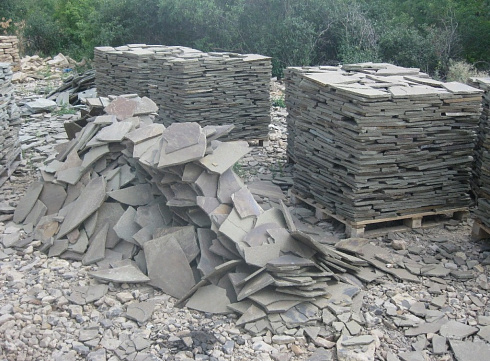 Kamenclub.ru: Песчаник пластушка серо-зеленый (1,5 см)  купить в Челябинске плитняк - пластушка серо-зеленый, серый, зеленый пластушка рваная ландшафтная колотая 10200 руб/м3   фото КАМЕНЬ КЛУБ