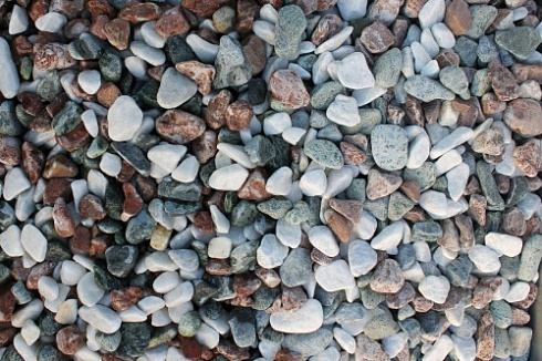 Kamenclub.ru: Мраморная крошка (щебень галтованный микс:белый-зеленый-розовый) фр.20-40 мм.  купить в Челябинске мрамор белый, зеленый, розовый мрамор декоративный (галтовка) 15500 руб/т   фото КАМЕНЬ КЛУБ