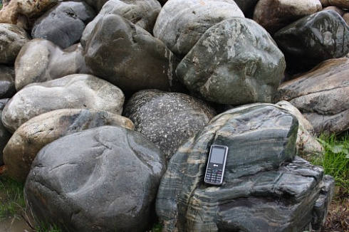 Kamenclub.ru: Речной валун Кабанчик фр.300-500 мм.  купить в Челябинске крупный природный камень галька серый, темно-серый речной валун галечник масштабный 7000 руб/т   фото КАМЕНЬ КЛУБ