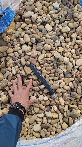 Kamenclub.ru: Галька речная окат рыжая фр. 20-40 мм. купить  в Челябинске галька речная окатанная рыжая желтая серая округлая речная галька 5000 руб/т   фото КАМЕНЬ КЛУБ