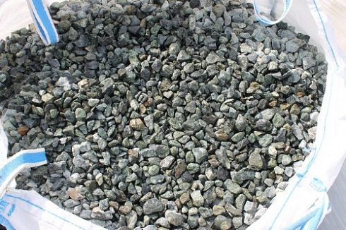 Kamenclub.ru: Щебень крошка зеленый (змеевик) фр. 20-40 мм.  купить в Челябинске мрамор зеленый, салатовый ландшафтная мраморная крошка 8500 руб/т   фото КАМЕНЬ КЛУБ