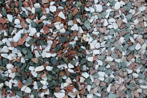 Kamenclub.ru: Мраморная крошка (щебень крошка микс: белый-зеленый-розовый) фр. 10-20 мм.  купить в Челябинске мрамор белый, зеленый, розовый декоративный ландшафтный колотый щебень 12000 руб/т   фото КАМЕНЬ КЛУБ