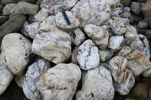 Kamenclub.ru: Кварцевый валунчик фр.100-300 мм.  купить в Челябинске кварц белый, бежевый молочный рыжий крупный природный камень галечник 7850 руб/т   фото КАМЕНЬ КЛУБ