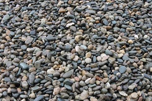 Kamenclub.ru: Галька горная речная окат (цветная) фр. 20-40 мм. купить  в Челябинске галька речная серый синий бежевый белый окатанная речная галька ландшафтная 6800 руб/т   фото КАМЕНЬ КЛУБ